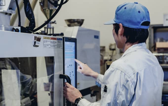 機械を触る作業員
